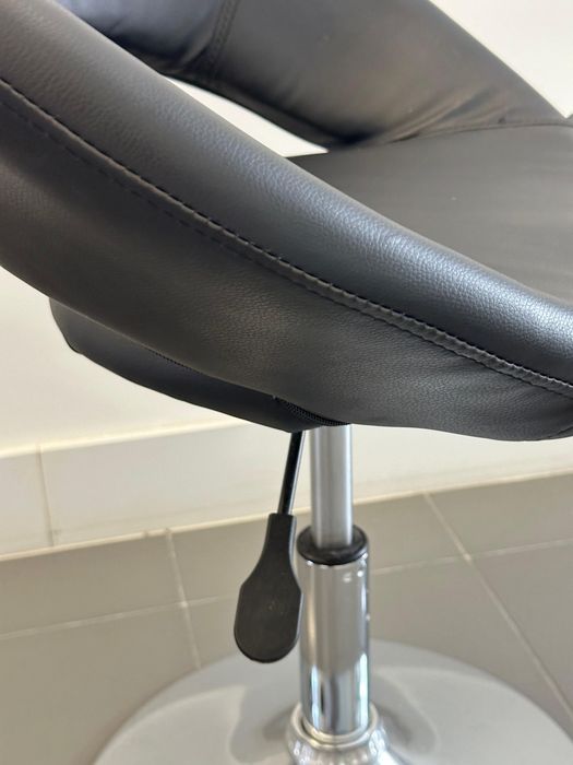 Banco/cadeira em preto, regulável e pé metálico
