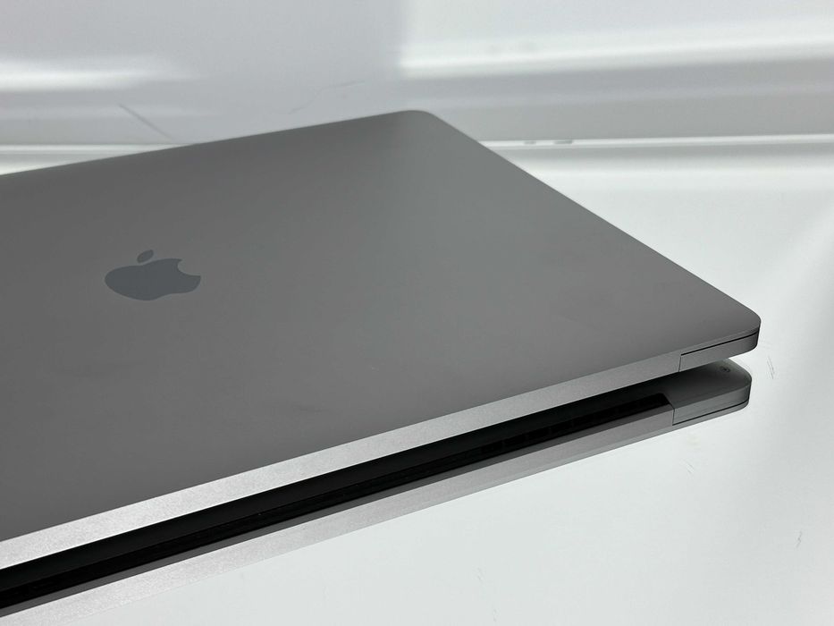 Nieziemska Moc Apple MacBook Pro 16" A2141 16GB RAM 512 Karta Graf 4GB
