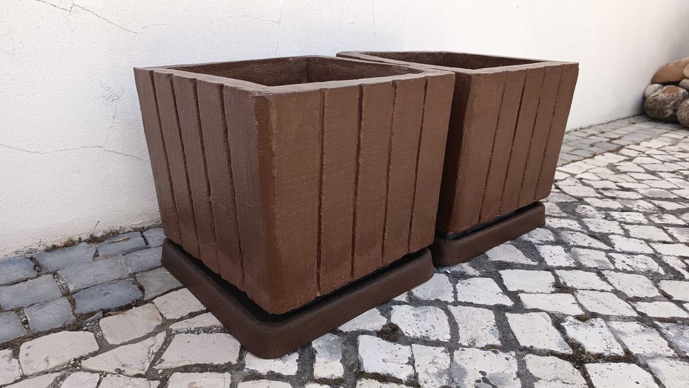 Vasos castanhos em cimento