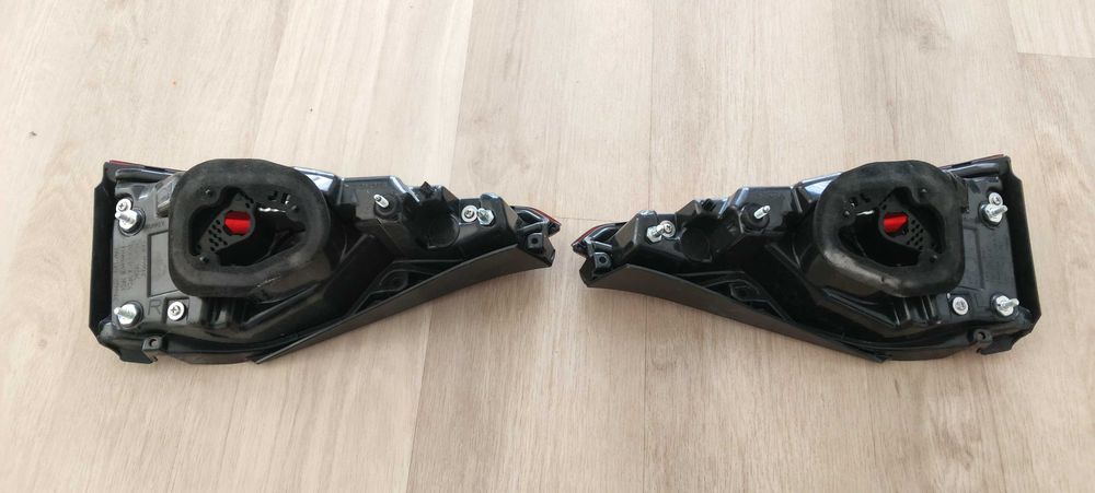 Toyota Corolla E21 sedan lampa tyln alewa prawa w klapę na żarówkę
