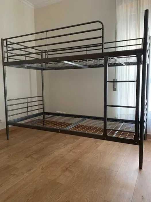 Beliche ikea com tres camas.