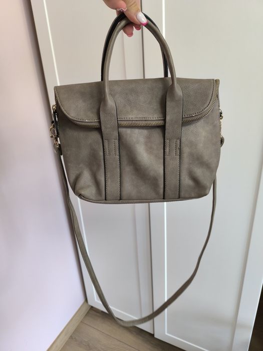 Torebka na ramię listonoszka beżowa z paskiem