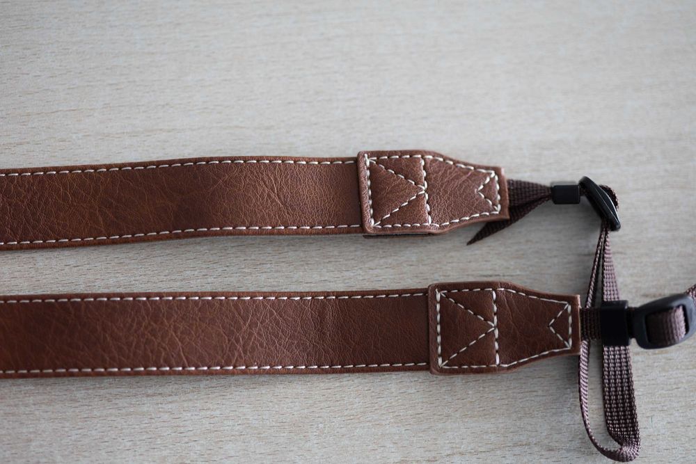 Correia de ombro ou pescoço em pele Castanha