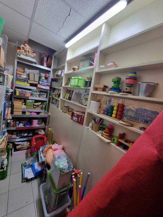 Комерційне приміщення в сучасному багатоповерховому будинку