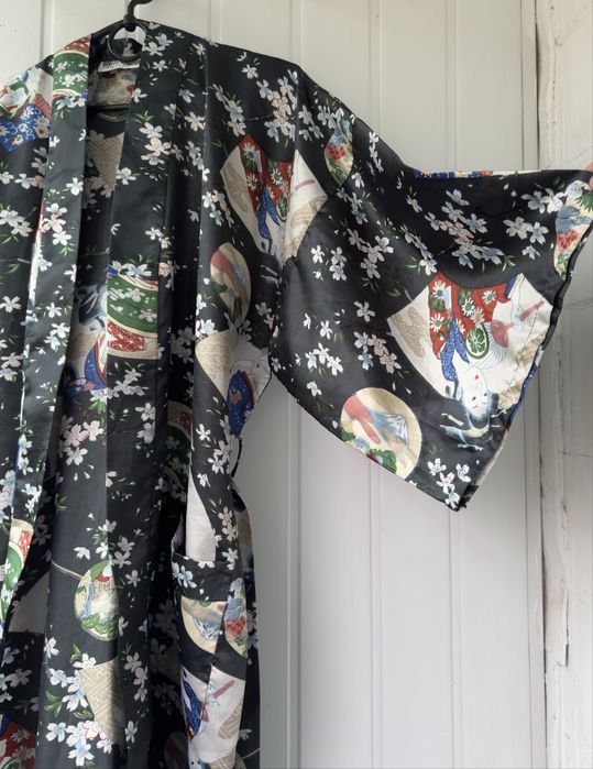 Чорне кімоно Silk Dream з мотивами гейш, квітучої вишні