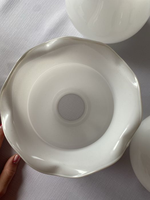 Białe klosze do lampy