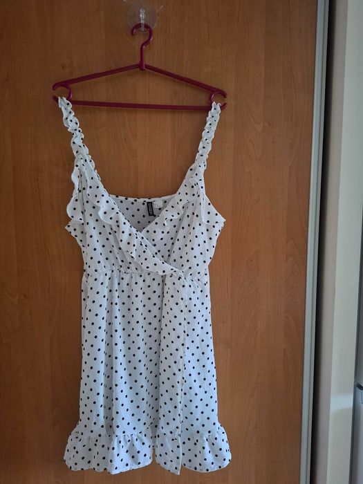 Biała sukienka letnia mini w czarne groszki H&M
