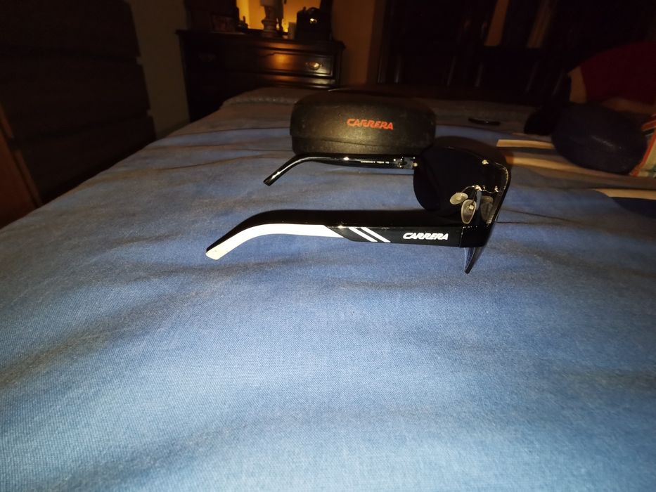 2 pares de óculos de sol