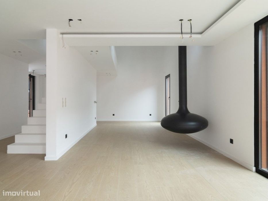 Moradia contemporânea T5 a estrear com Piscina e Jardim
