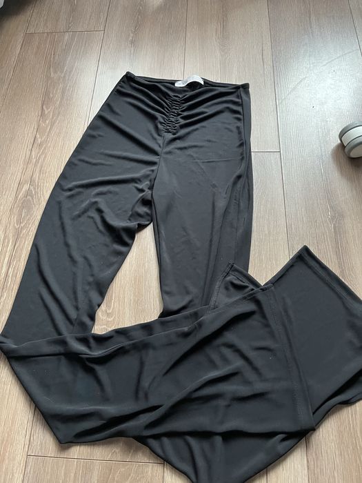 Materiałowe spodnie dzwony z ozdobnym sciągaczem Bershka nowe