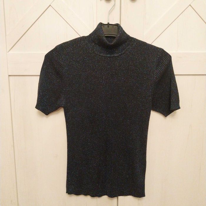 Granatowy golf z błyszczącą nitką