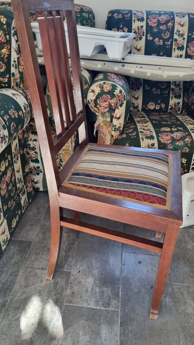 Cadeiras almofadadas em madeira maciça