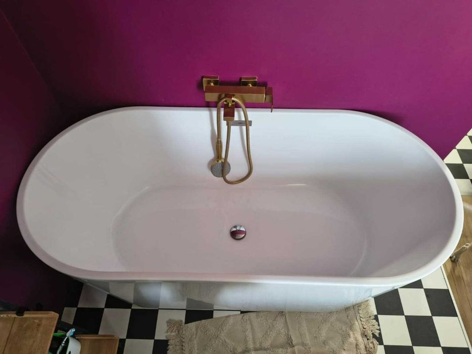 Wanna wolnostojąca z baterią i słuchawką, ok. 160 cm na 75 cm