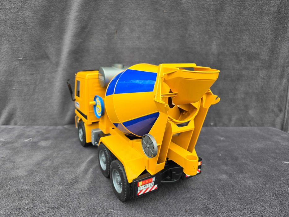 BRUDER Mercedes Betoiarka stara