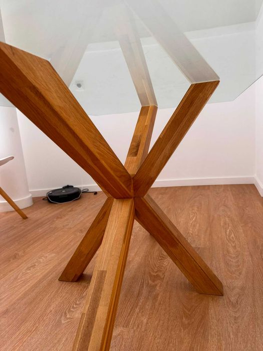 Mesa com tampo em vidro