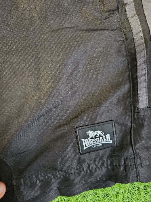 Продам фірмові шорти  *Lonsdale*