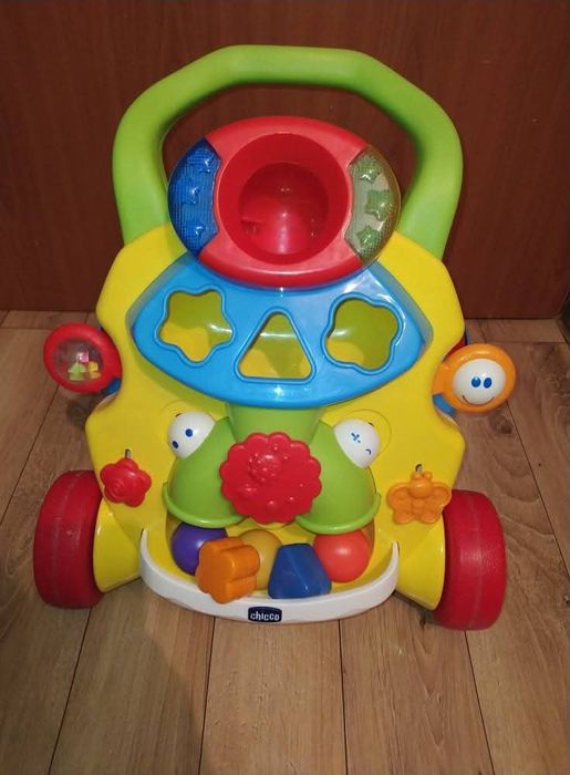 Pchacz Chicco z sorterem interaktywny edukacyjny jeździk dla niemowląt