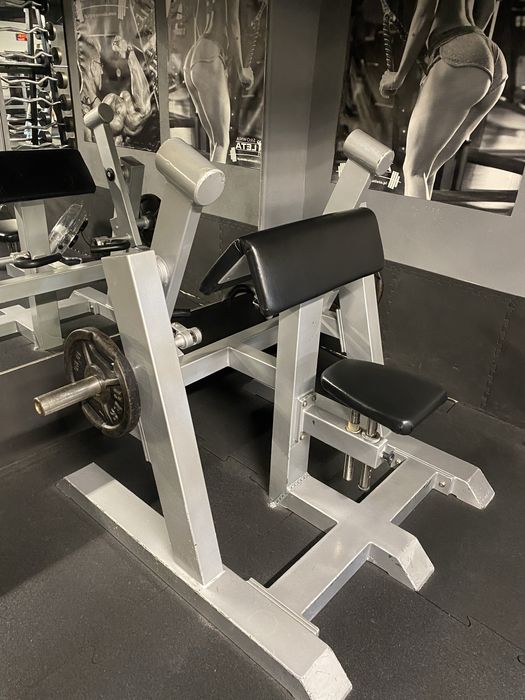 Maszyna hammer na biceps, HBP, modlitewnik, wyposażenie siłowni