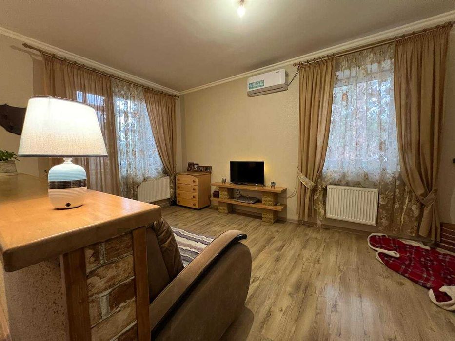 Дворівнева квартира з кухнею-вітальнею.