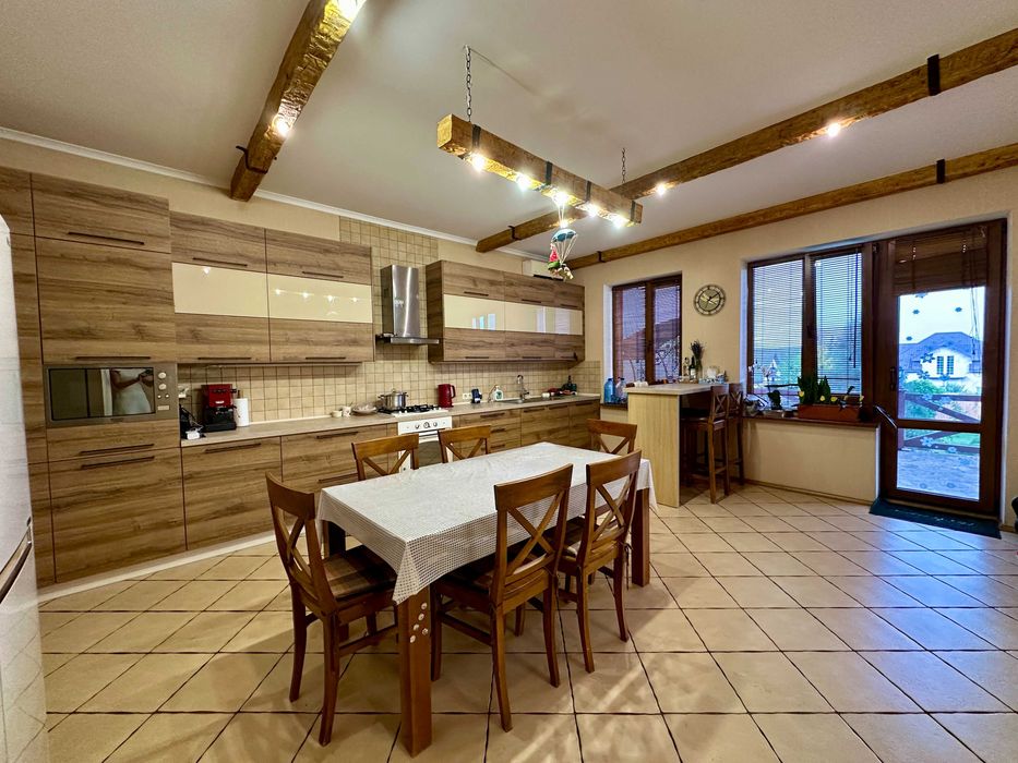 Будинок з ремонтом, меблями і технікою в передмісті Києва