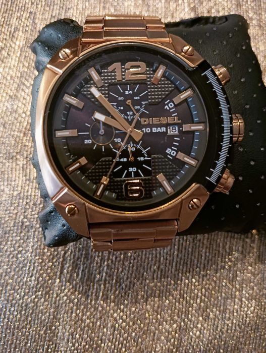 Relógio Diesel dourado e prateado