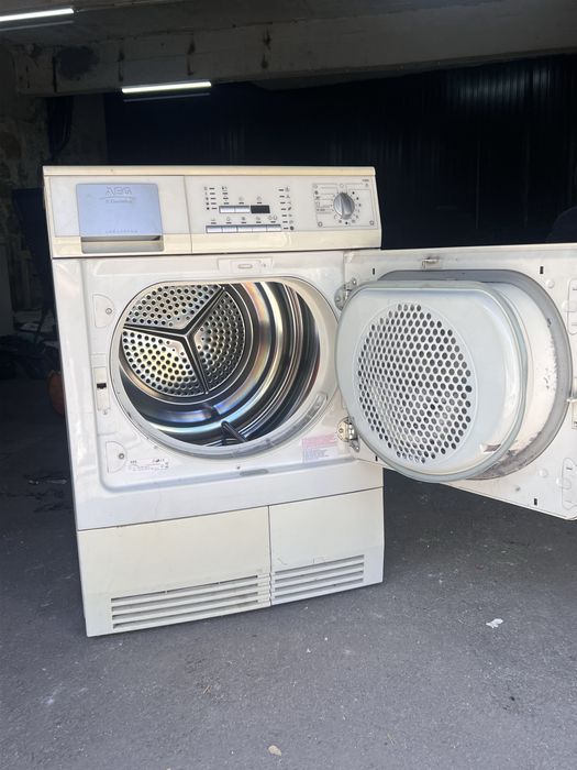 Maquina de sercar roupa AEG