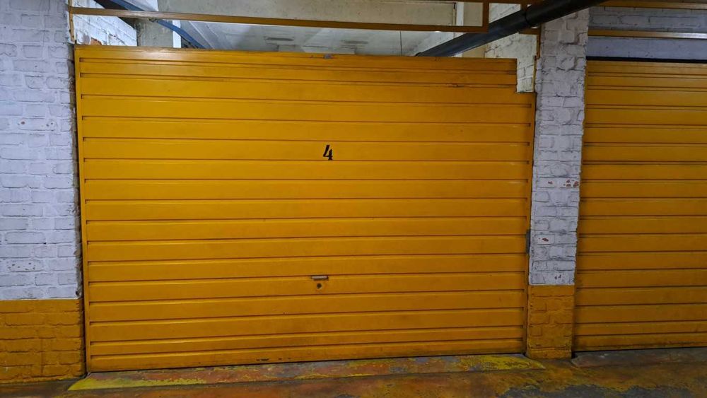 Garagem fechada no centro da cidade