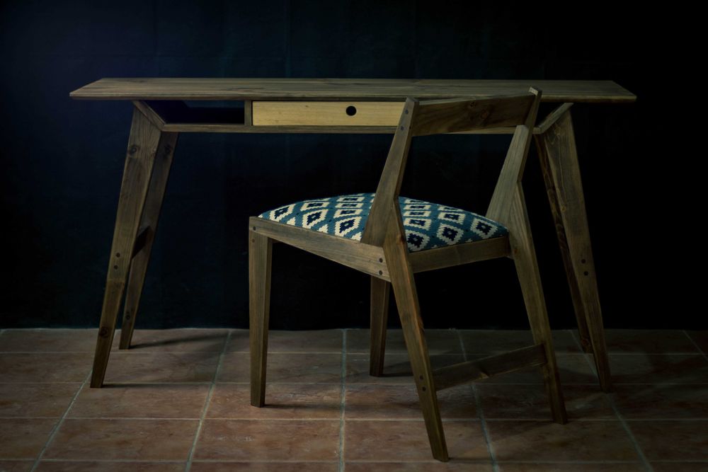 Secretária nórdica em madeira com duas gavetas. Madeira maciza.