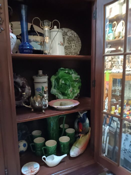 Grande móvel com vitrine para salão