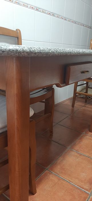 Mesa de cozinha + 4 cadeiras