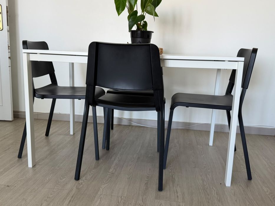 Vendo conjunto de mesa com cadeiras