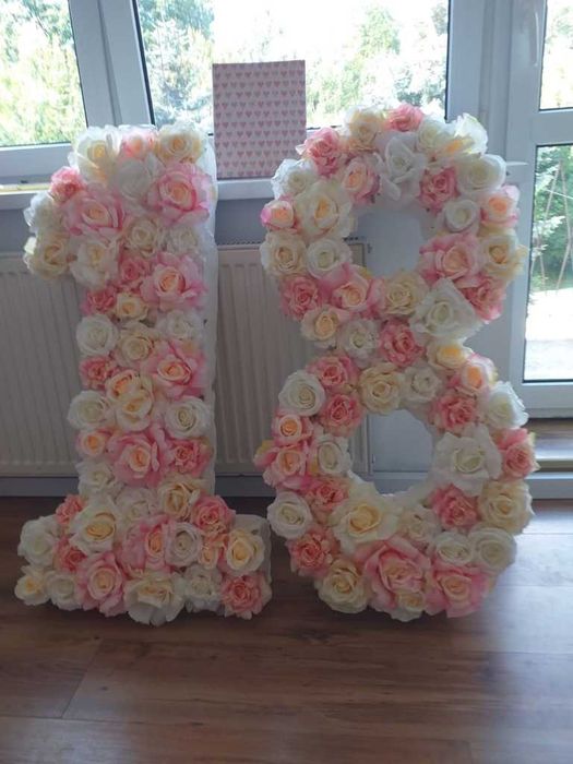 Cyfry z kwiatów 18 urodziny osiemnaste osiemnastka roczek, pastelowe