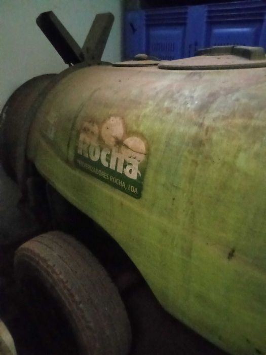 Pulverizador renovável Rocha turbina dupla 800litros comando elétrico.