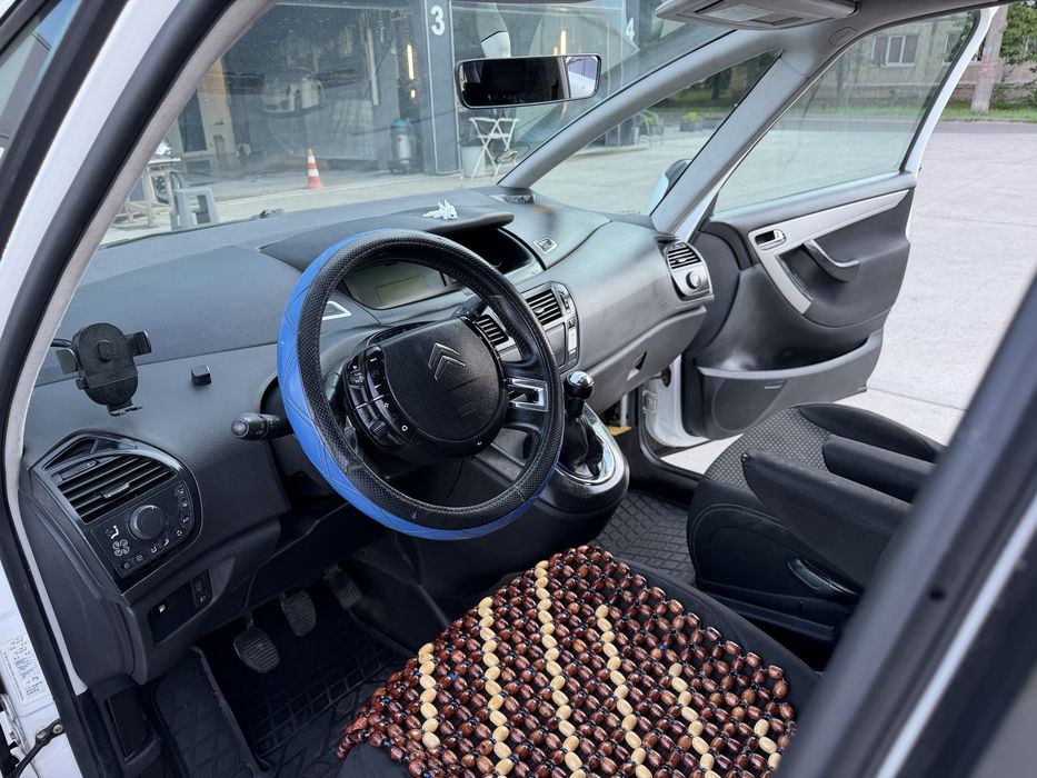Продам семейный автомобиль