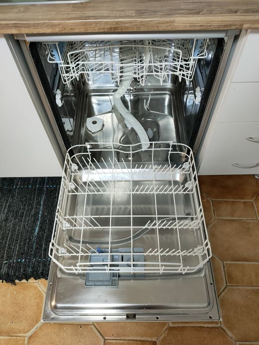 Máquina de Lavar Loiça Indesit IDL 750 S – Bom Estado