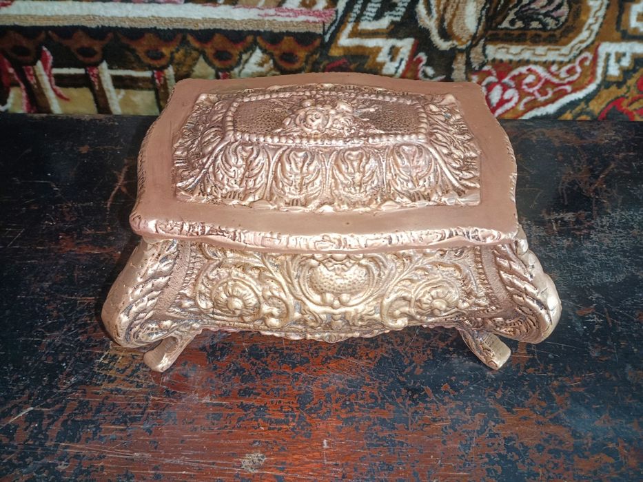 Imponente guarda-jóias antigo estilo barroco, em latão maciço, decoraç