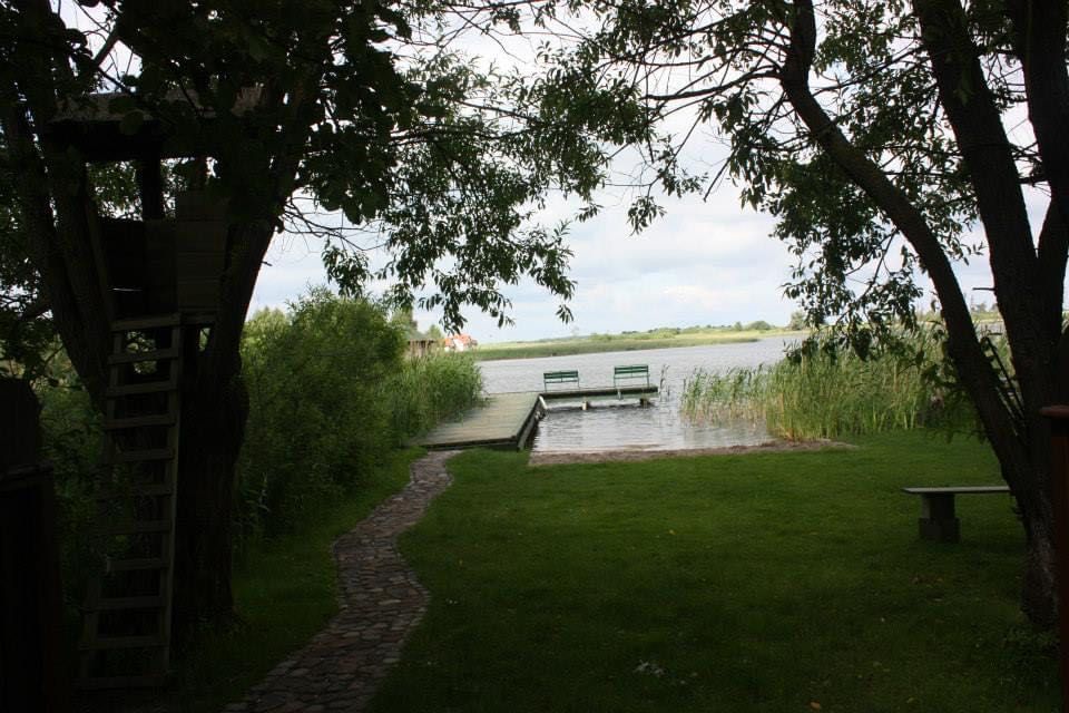 Apartamenty nad jeziorem z prywatną plażą