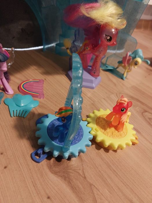 Świecący Zamek Little Pony plus dodatki -drugi zamek, walizka, kucyki