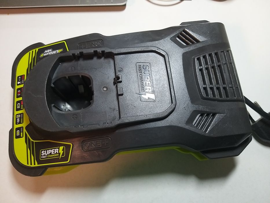Szybka ładowarka RYOBI RC18150 18V ONE PLUS 5A