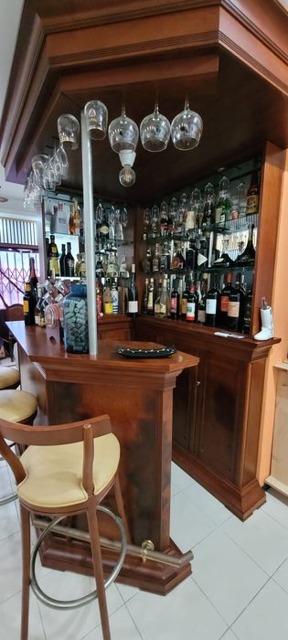 Móvel de Bar de Canto em Madeira + 3 Cadeiras | Espelhado e com Suporte para Copos