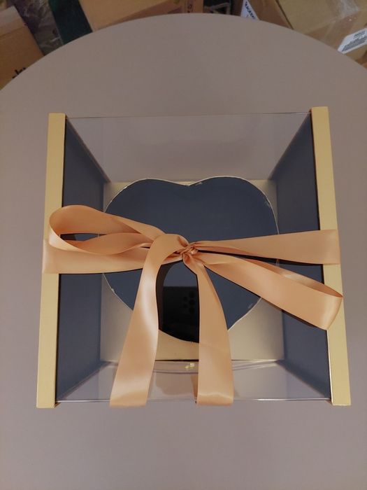 Коробки подарочные для цветов и декора золотого цвета