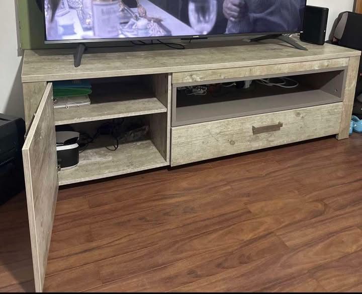 Móvel para  TV, com gavetas e prateleira interna.
