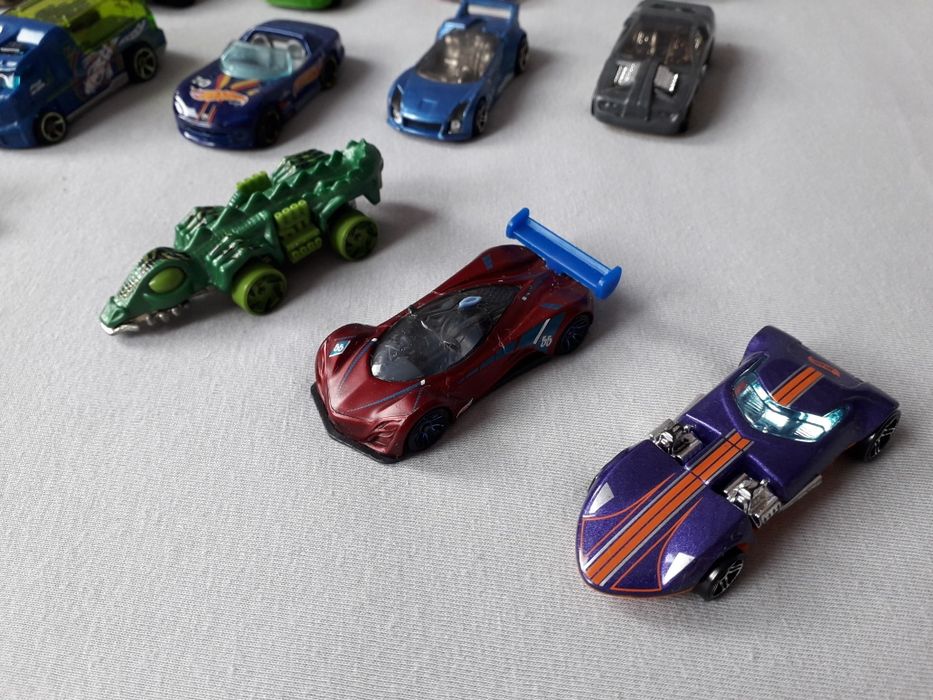 Samochodziki Hot Wheels 15 aut