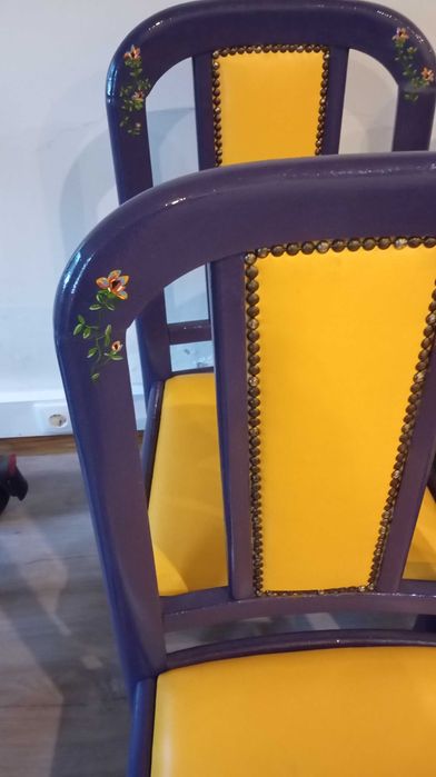 4 Cadeiras em madeira, pintadas à mão