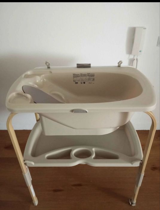 Banheira de bebe com muda fraldas