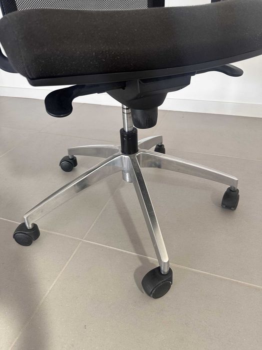 Lote de 22 Cadeiras de Escritório Ergonómicas (Malha Respirável e Base em Alumínio)