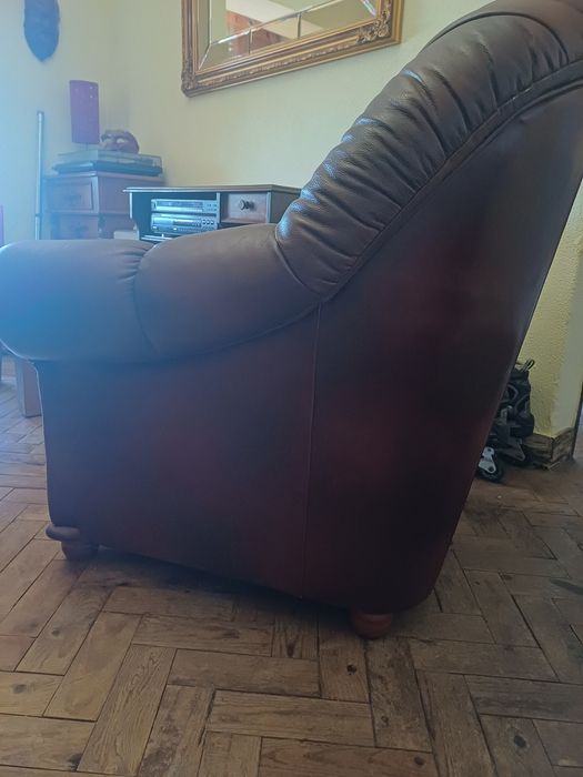 Sofa castenho estilo antigo