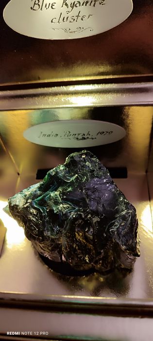 Кианит 680 гр в футляре