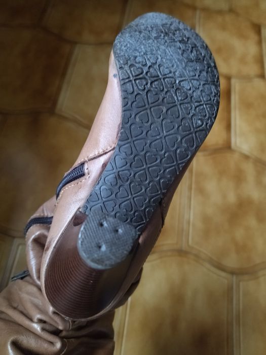 Botas de salto e cano alto