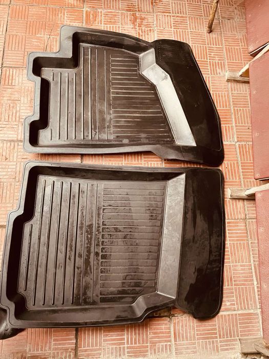 Продам нові коврики на Ланос з високими бортиками гарної якості.